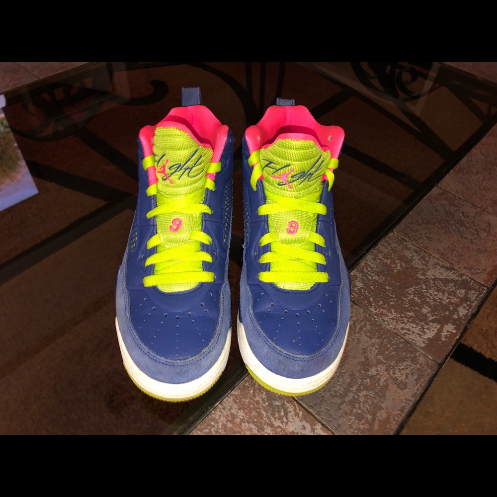 Jordan Flight Size 6M Ladies (Like New) - Picture 6 of 7